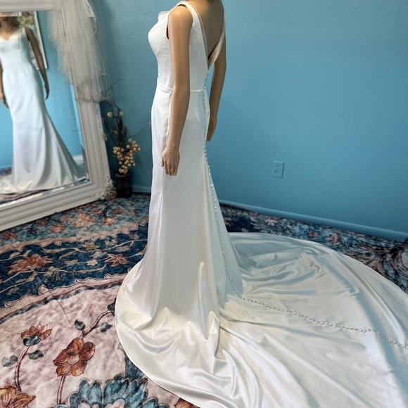Isabella Talya Simple elegant wedding dress size 6 fits like a 4 I would say. - Picture 16 of 16